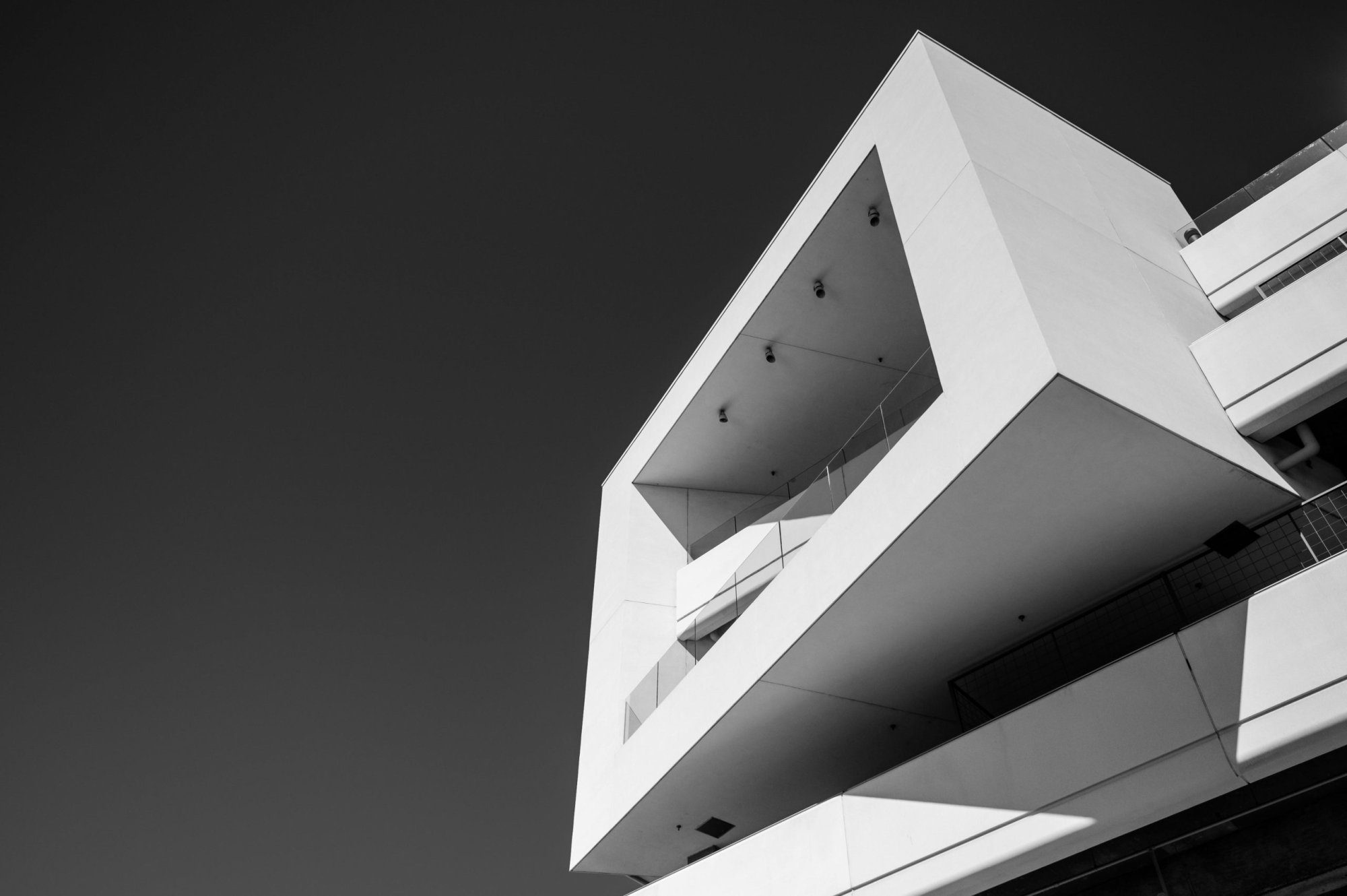 Moderní betonová architektura s vysunutými patry